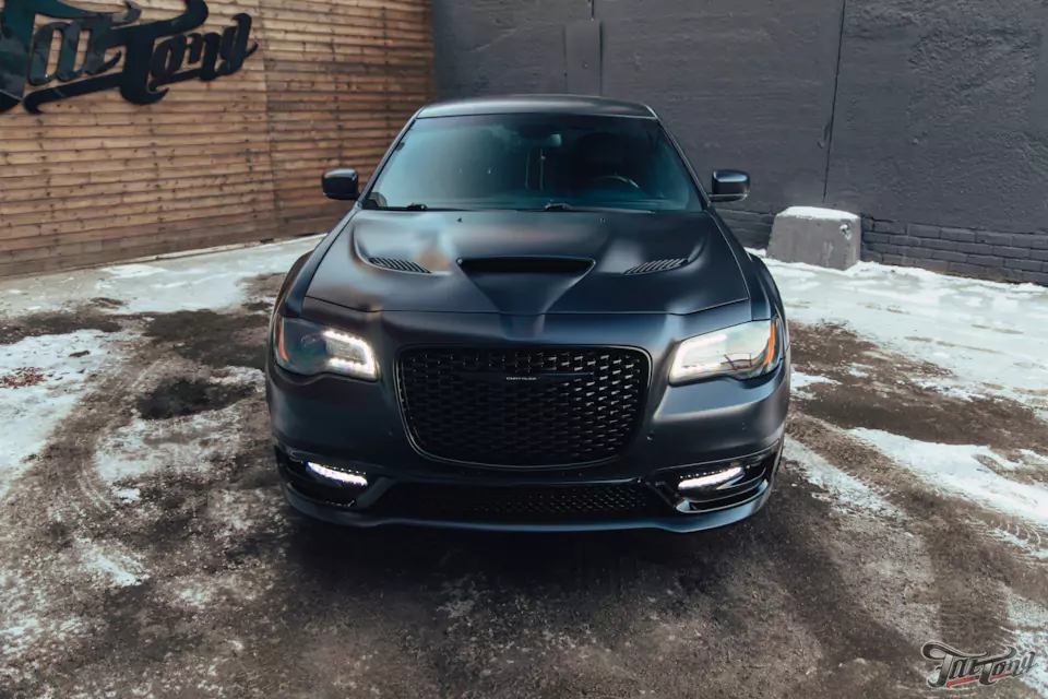 Обновленный Chrysler 300C! Кузовной ремонт и полный окрас кузова, оклейка матовым полиуретаном, комплексная шумоизоляция и сабвуферное звено, плановое ТО